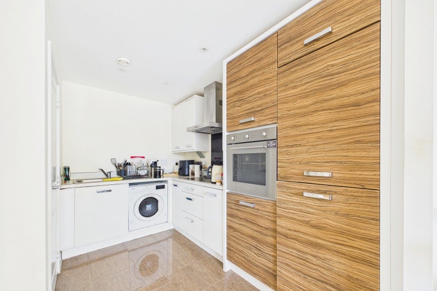 Flat Wallis Square in Rushmoor