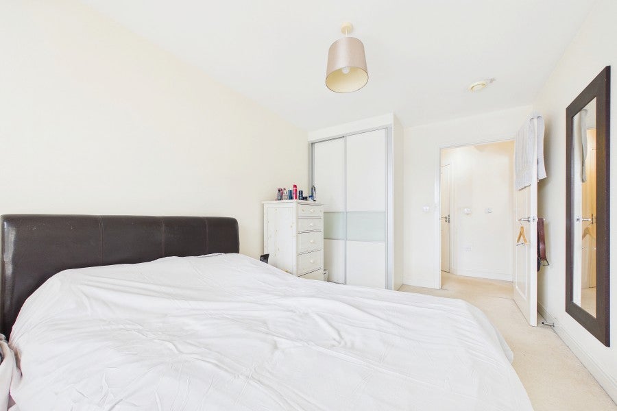 Flat Wallis Square in Rushmoor