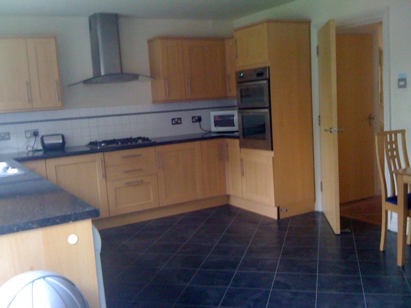 Room Heathcote Grove in Greater London