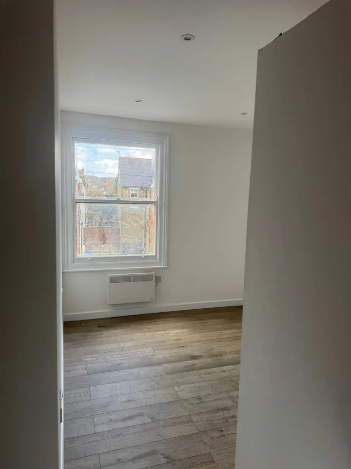 Flat Westbury Road in Greater London