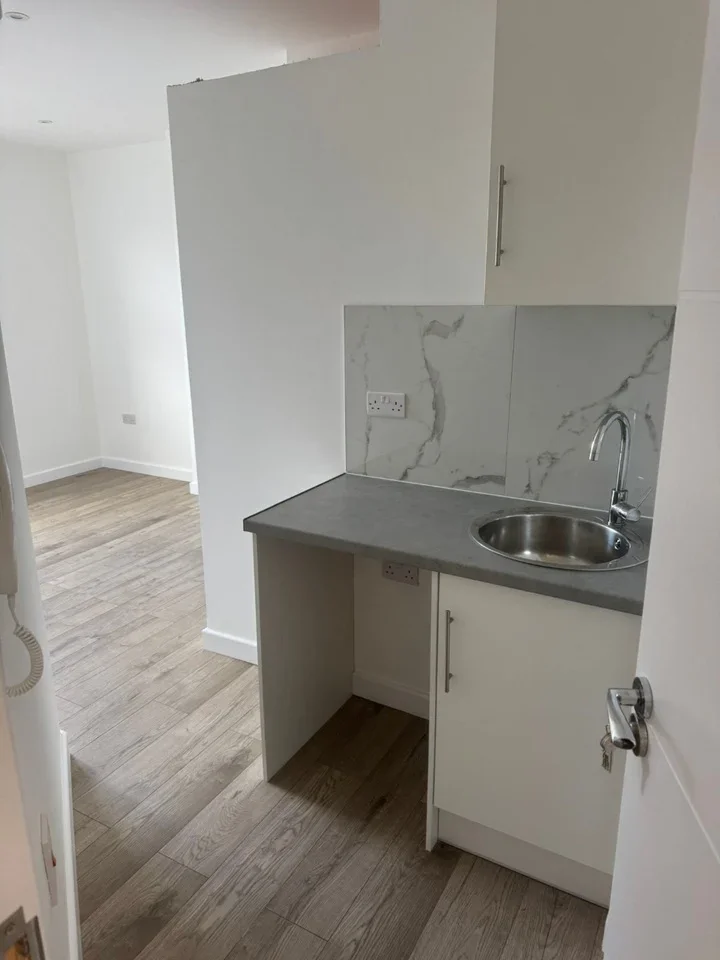 Flat Westbury Road in Greater London