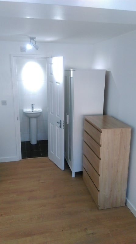 Room College Park Close in Greater London