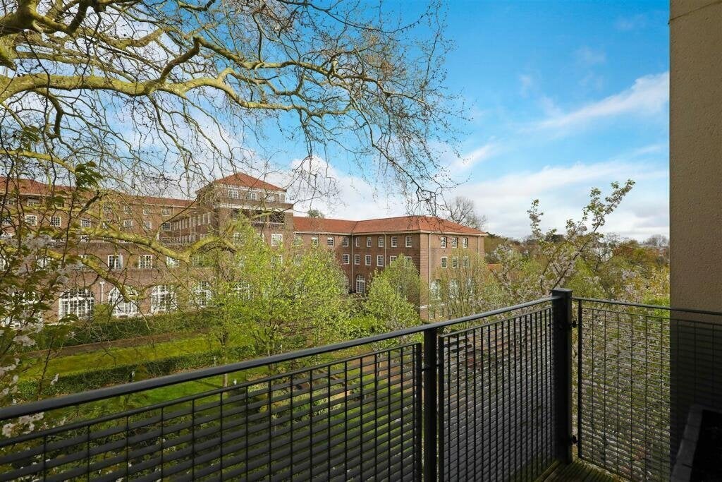 Flat Whitelands Crescent in Greater London