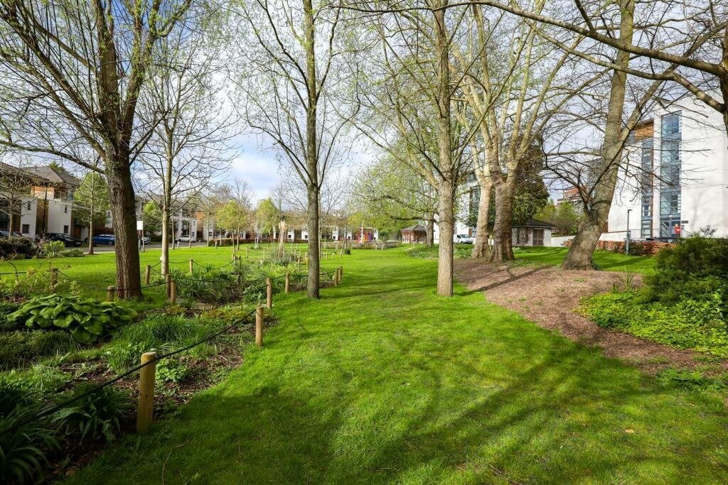 Flat Whitelands Crescent in Greater London