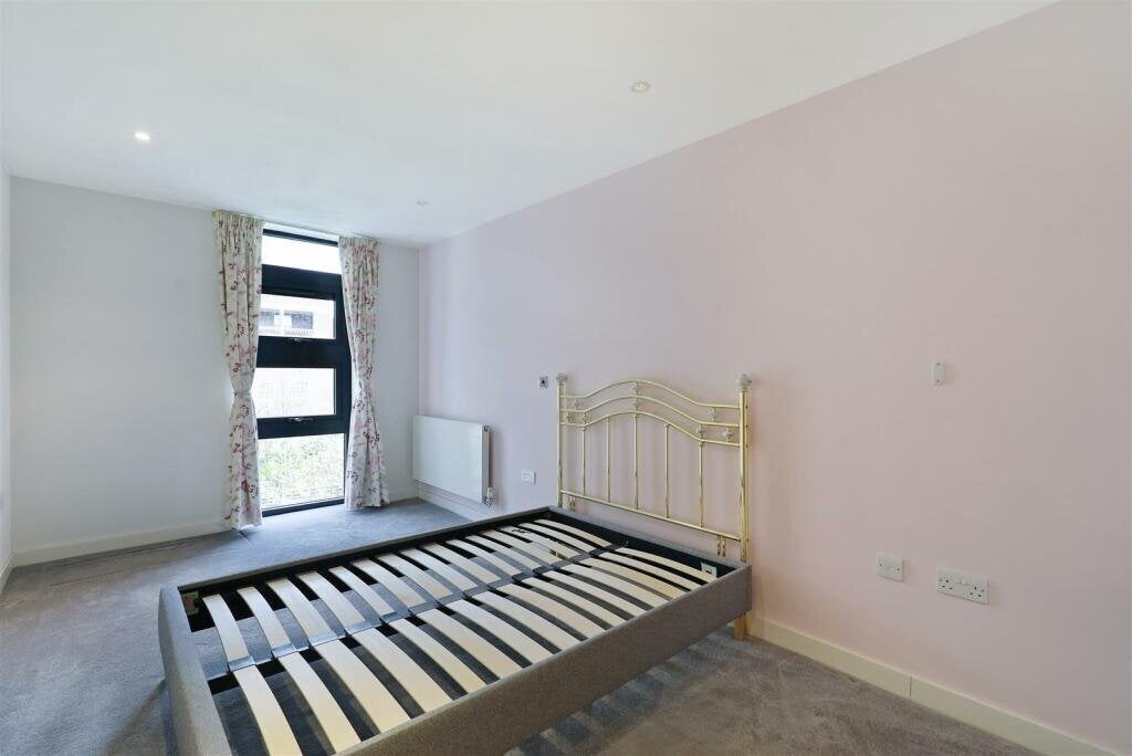 Flat Whitelands Crescent in Greater London