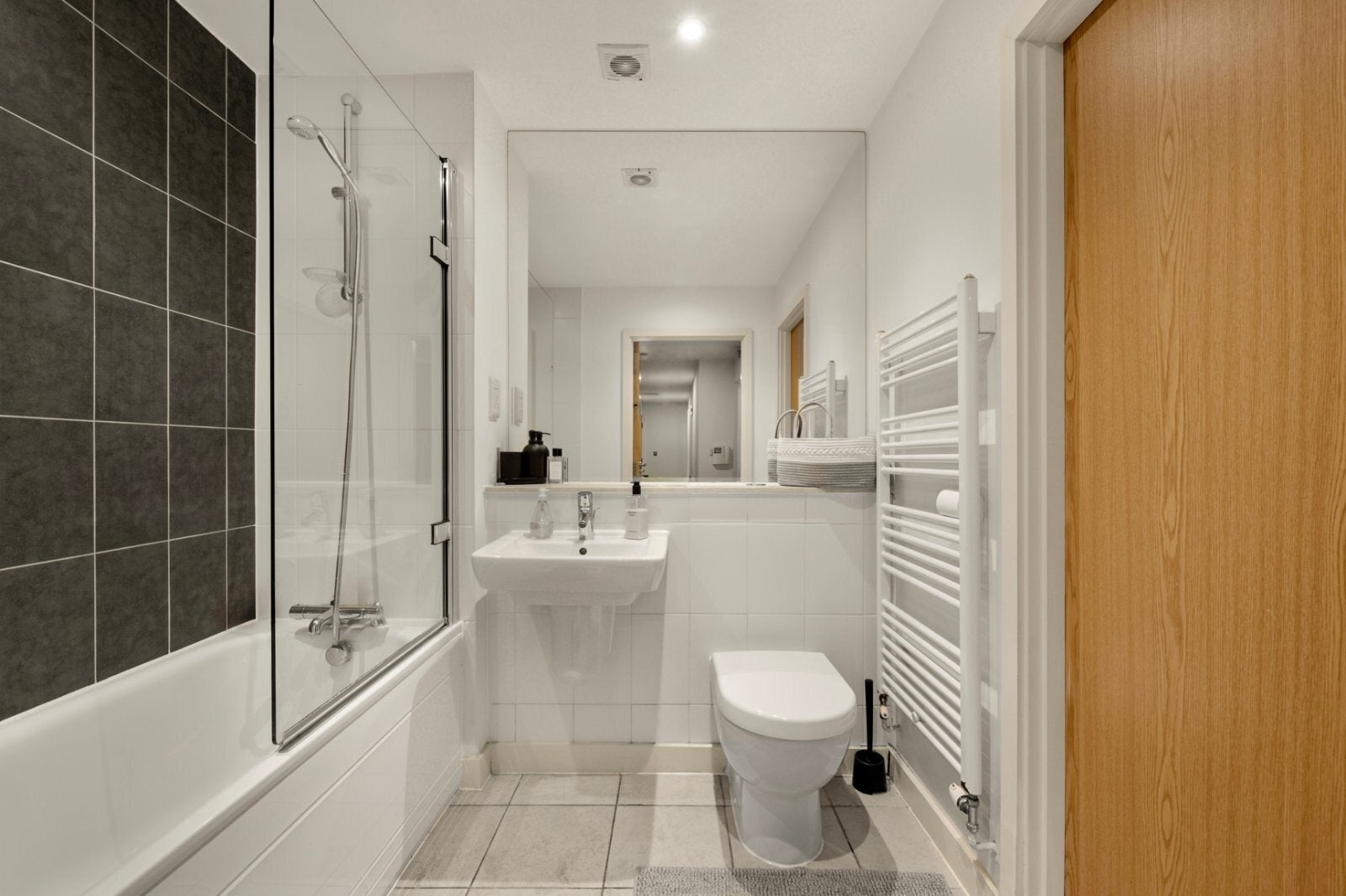 Flat Whitelands Crescent in Greater London