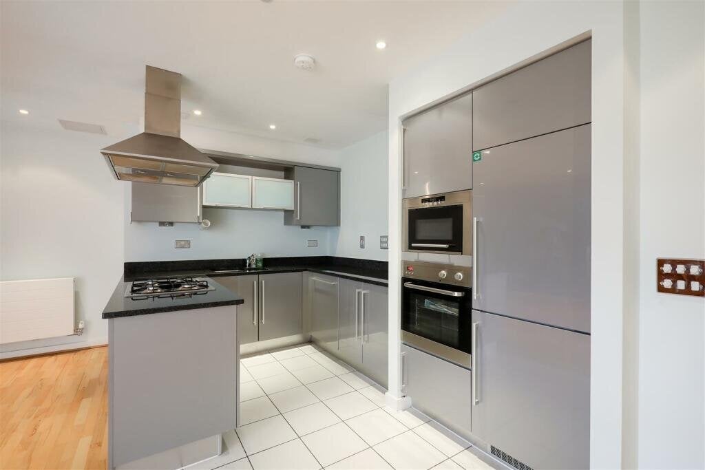Flat Whitelands Crescent in Greater London
