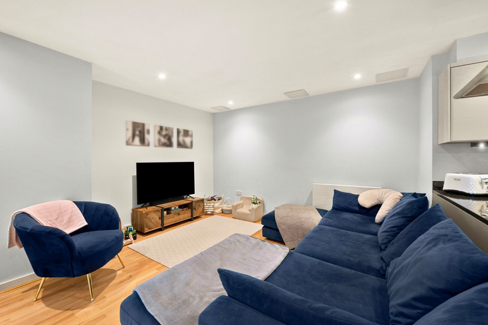 Flat Whitelands Crescent in Greater London