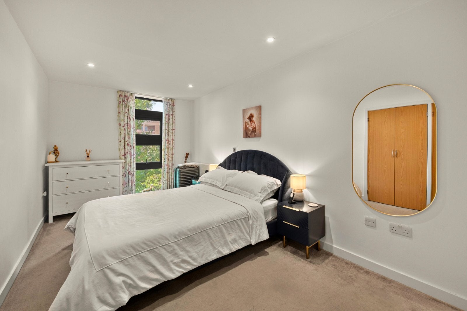 Flat Whitelands Crescent in Greater London