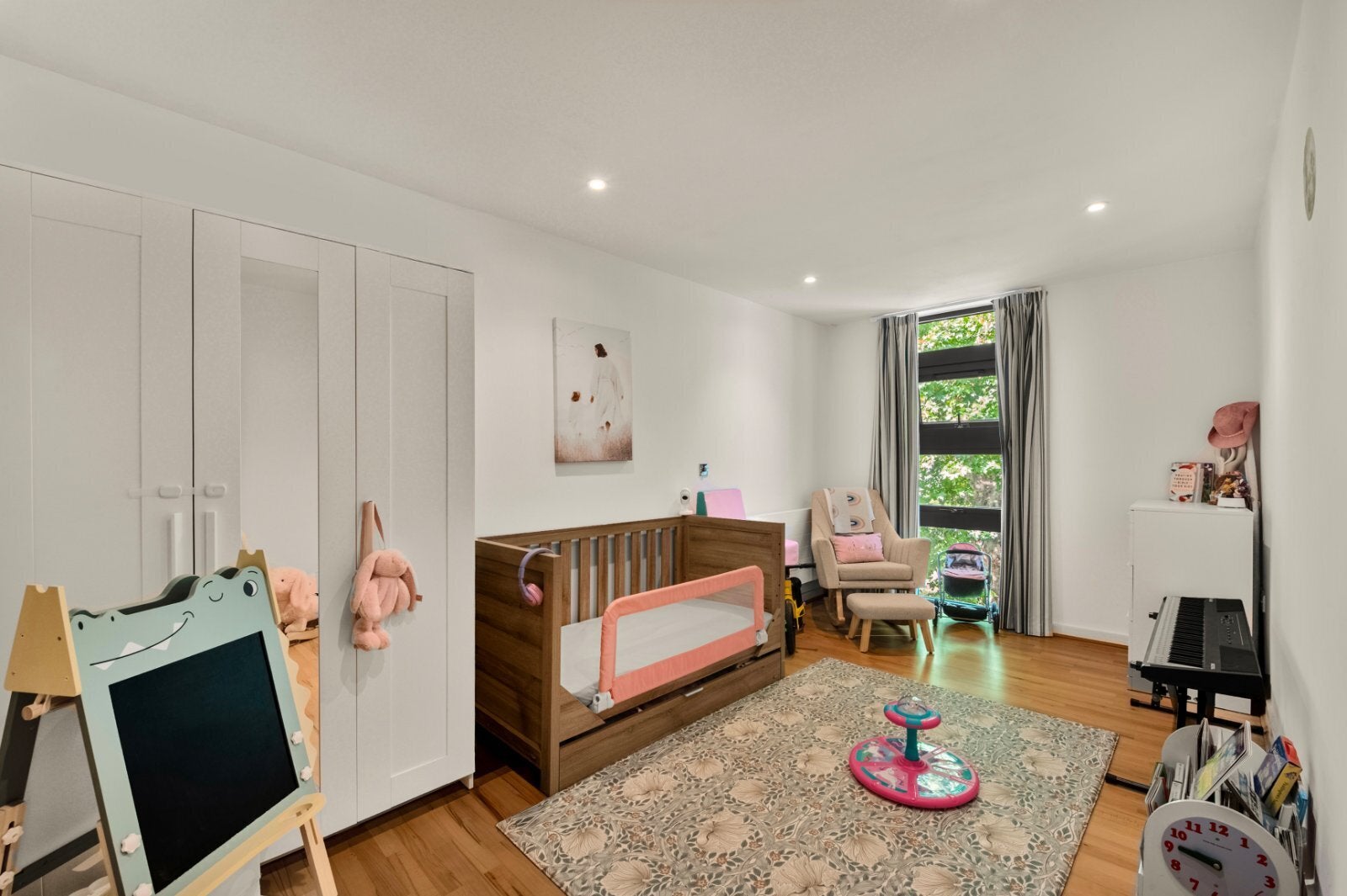 Flat Whitelands Crescent in Greater London