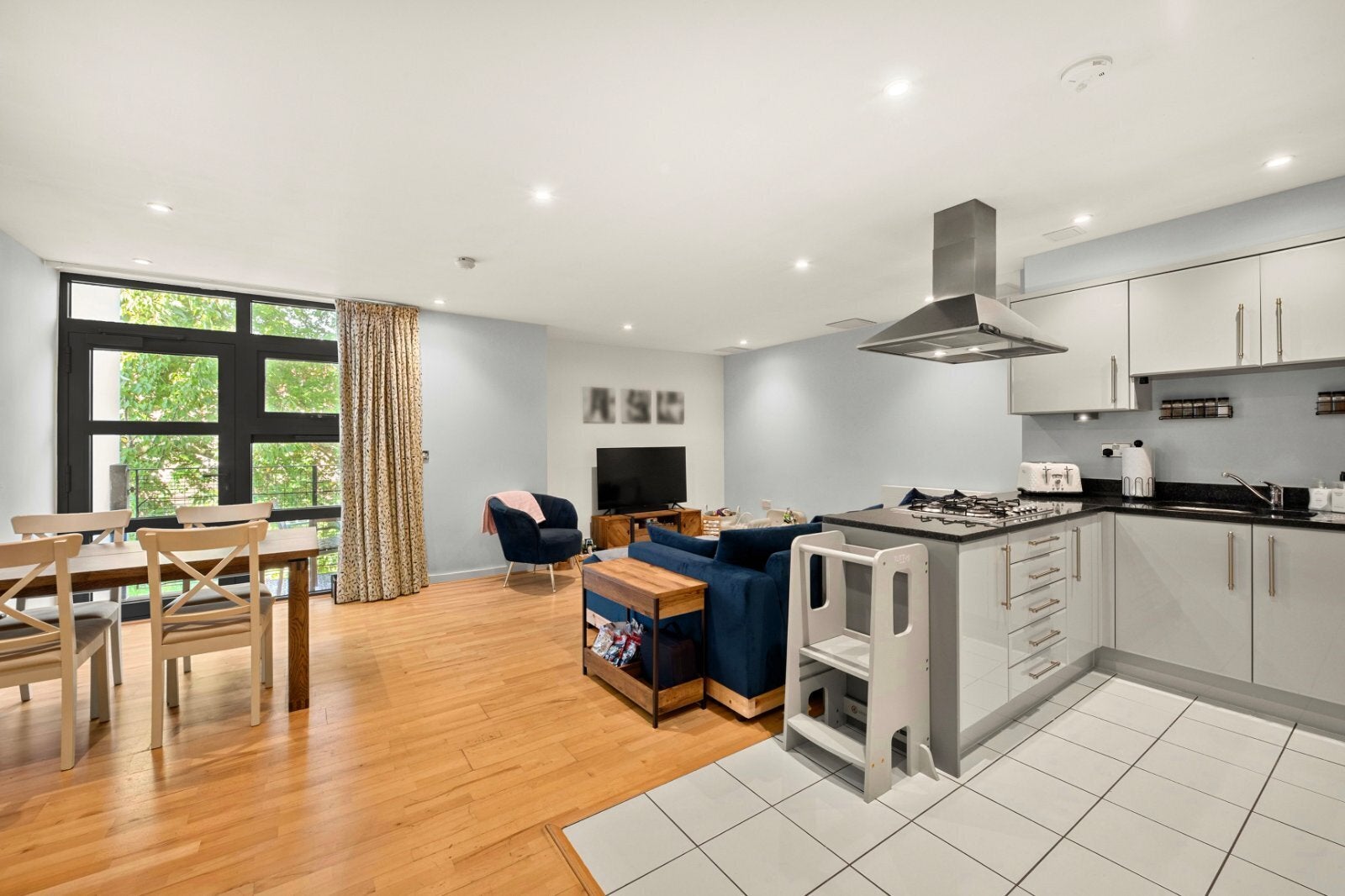 Flat Whitelands Crescent in Greater London