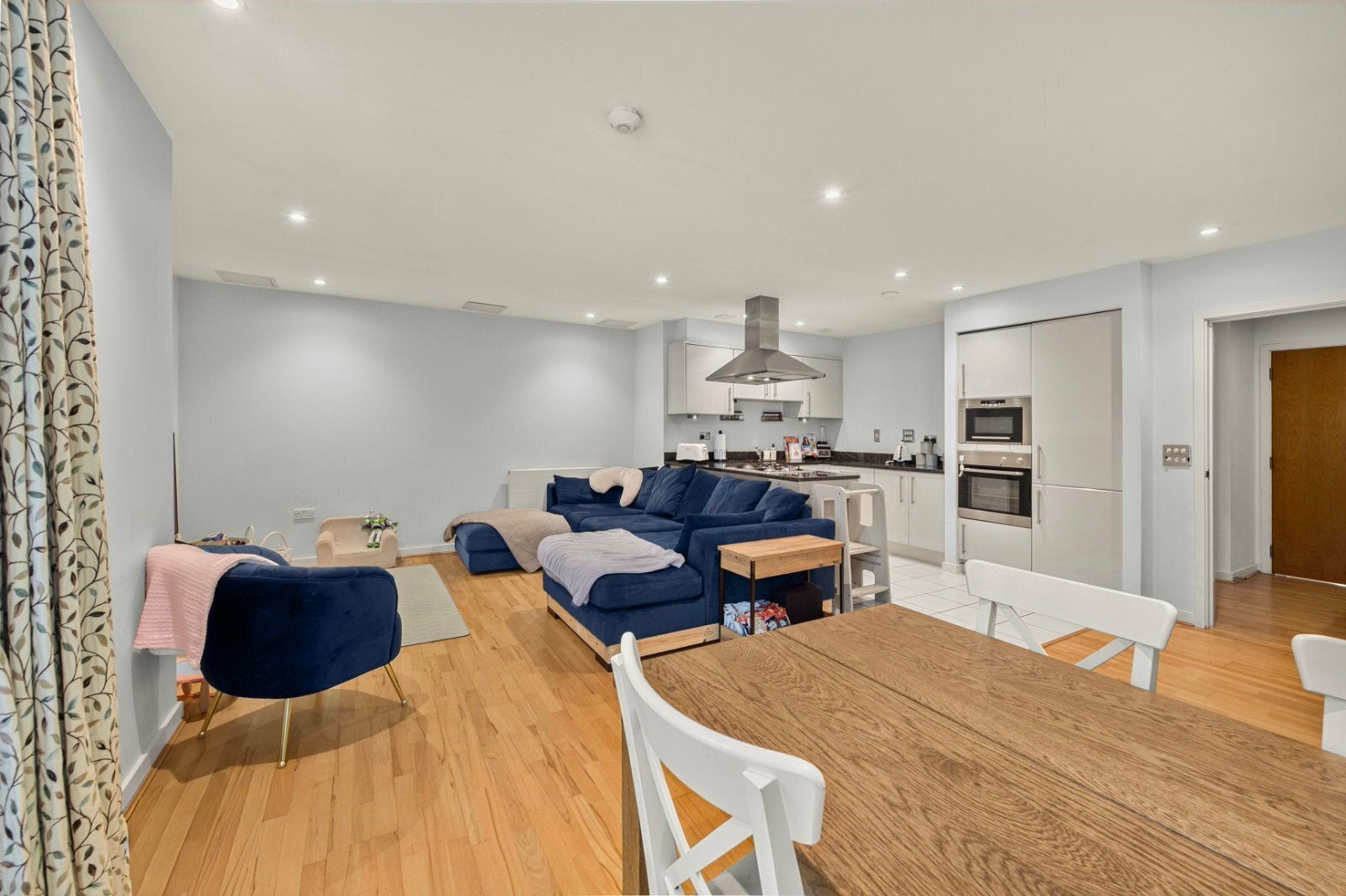 Flat Whitelands Crescent in Greater London