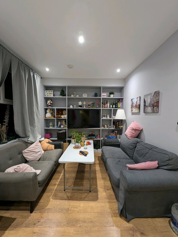 Room Downhills Way in Greater London