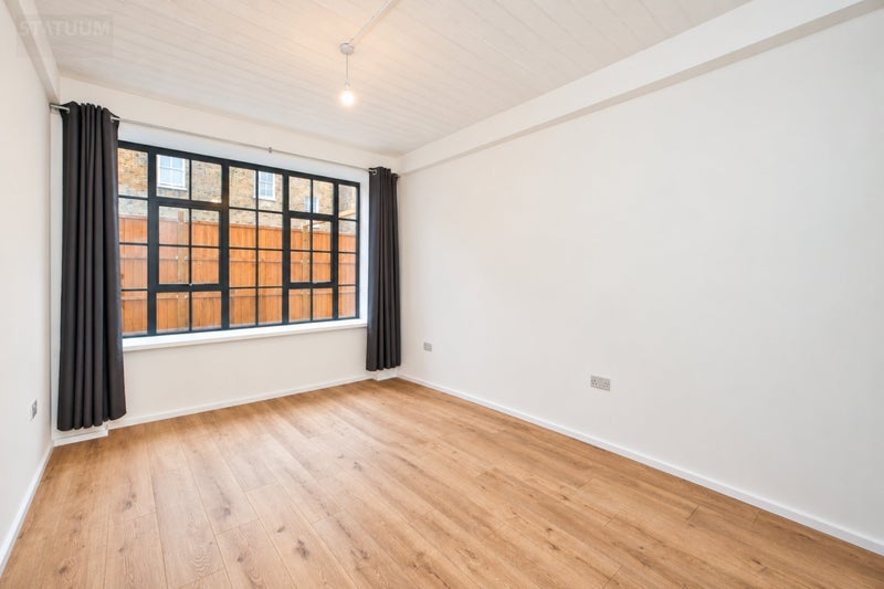 Room Tudor Grove in Greater London