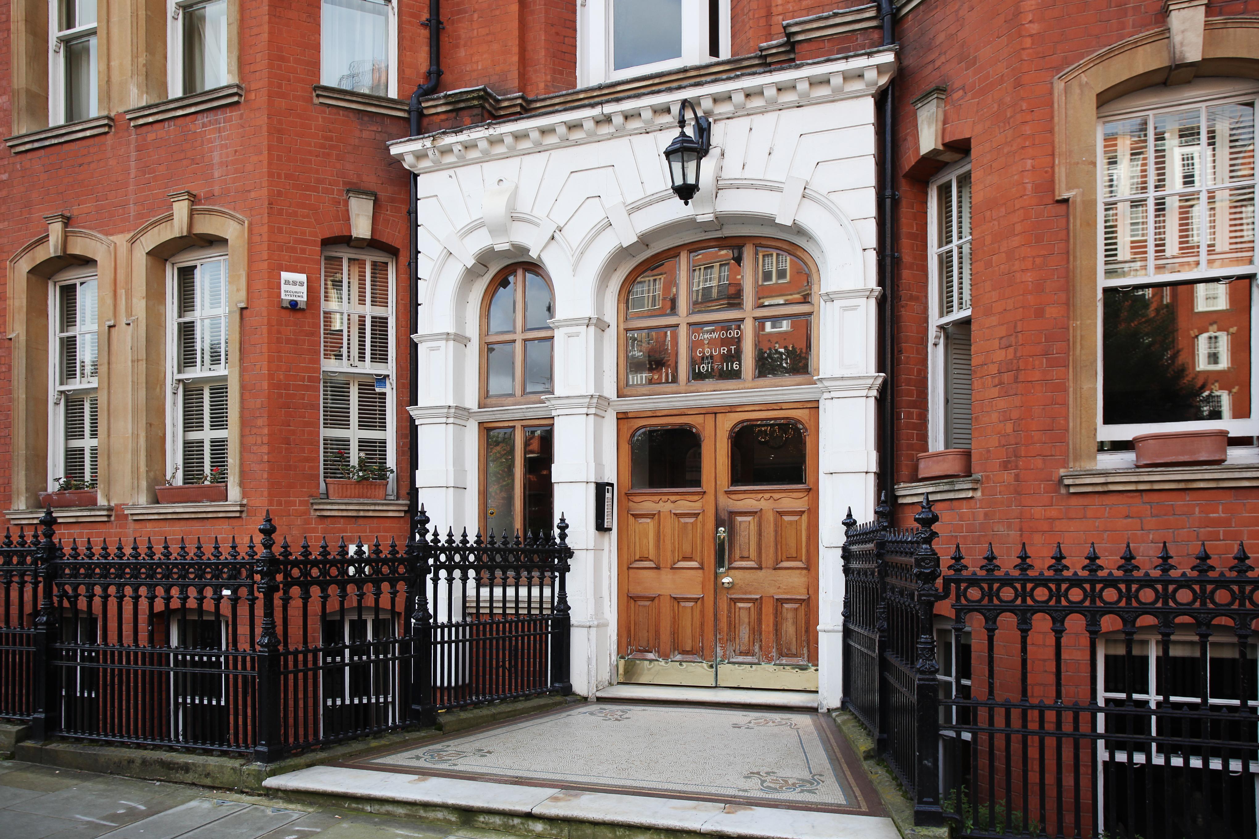 Flat Oakwood Court in Greater London