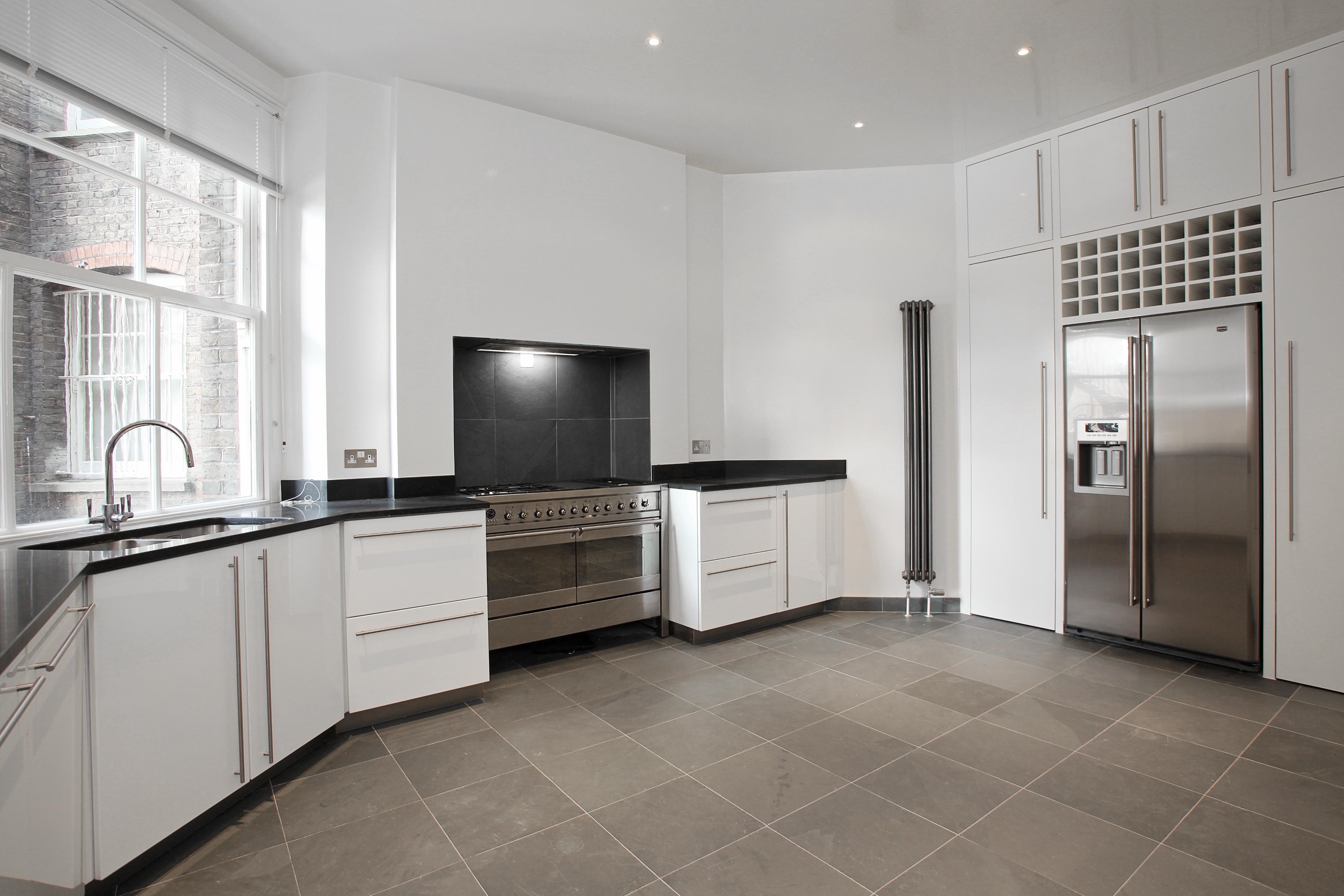 Flat Oakwood Court in Greater London