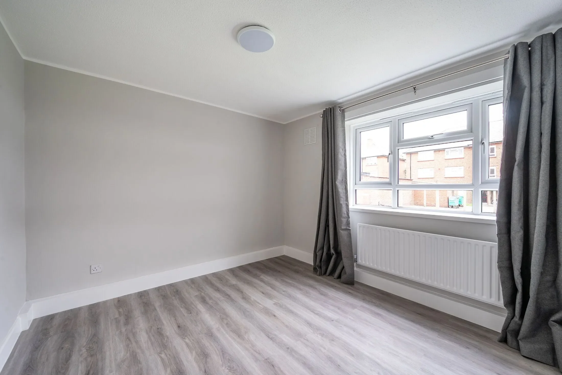 Flat Poplar Court in Greater London