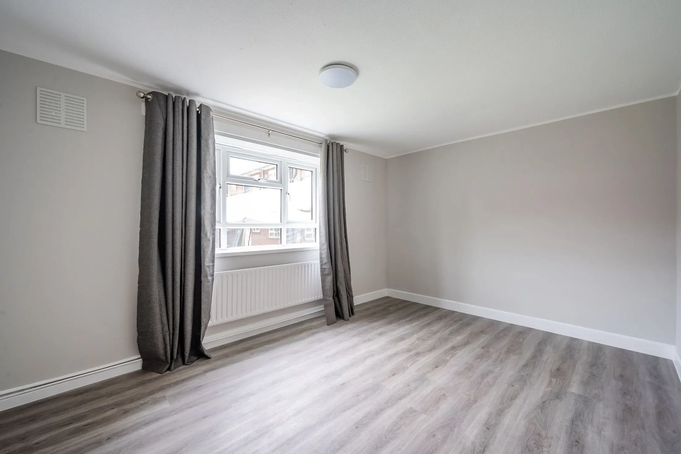 Flat Poplar Court in Greater London