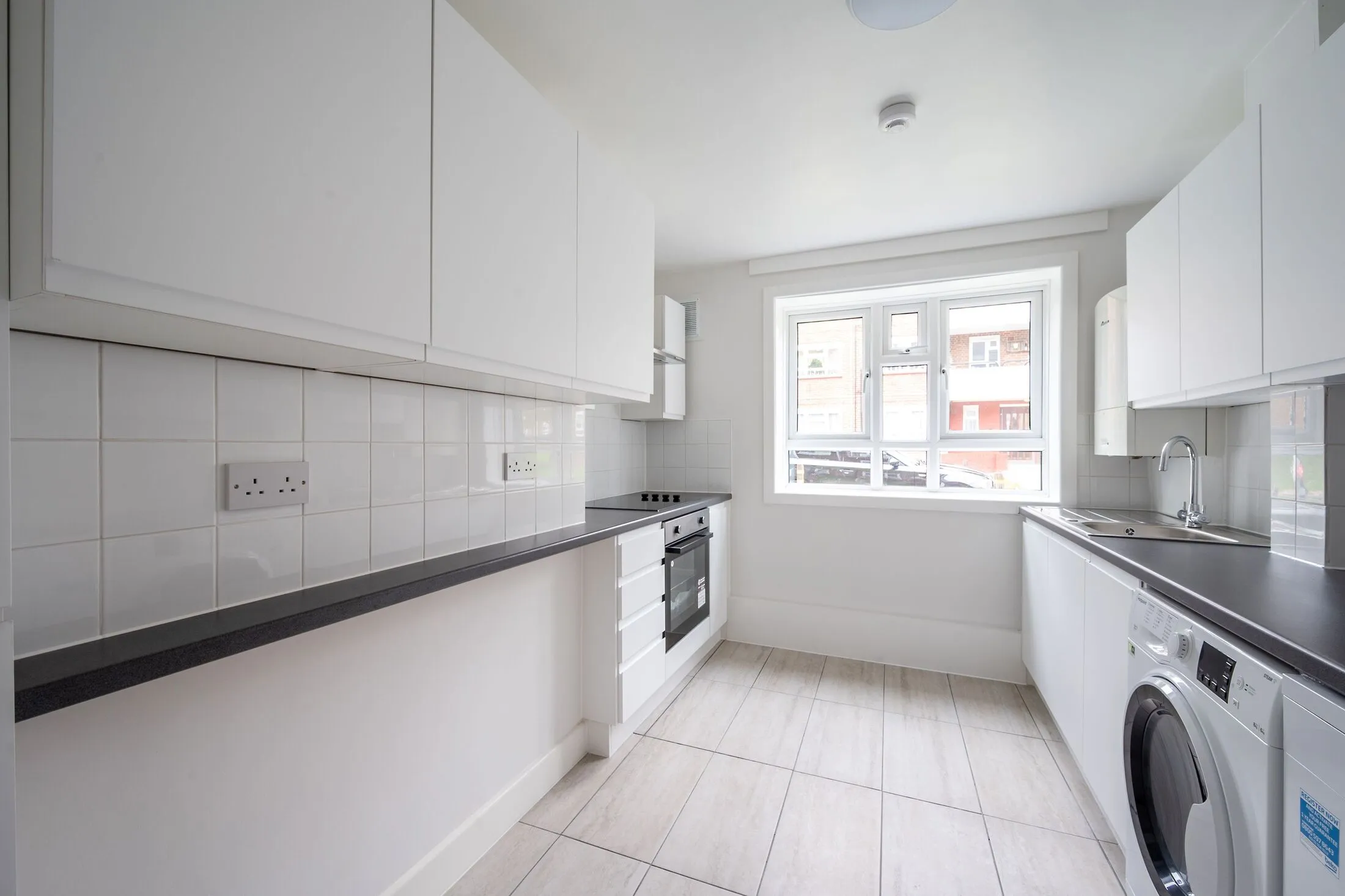 Flat Poplar Court in Greater London
