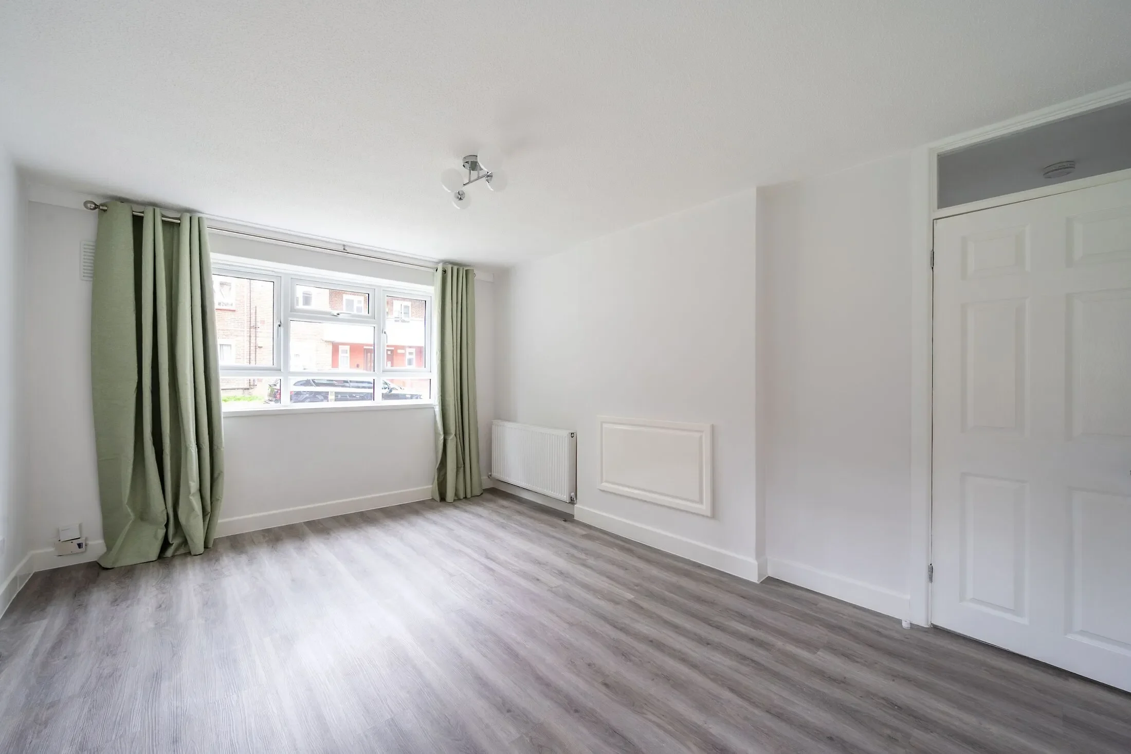 Flat Poplar Court in Greater London