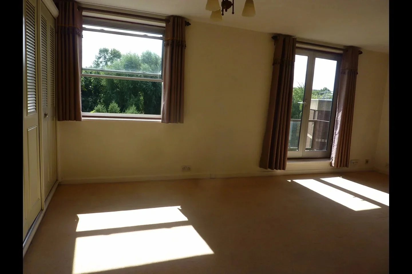 Flat Woolmead Avenue in Greater London