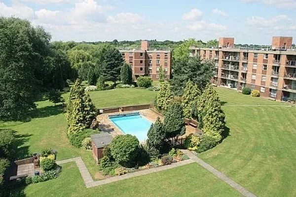 Flat Woolmead Avenue in Greater London