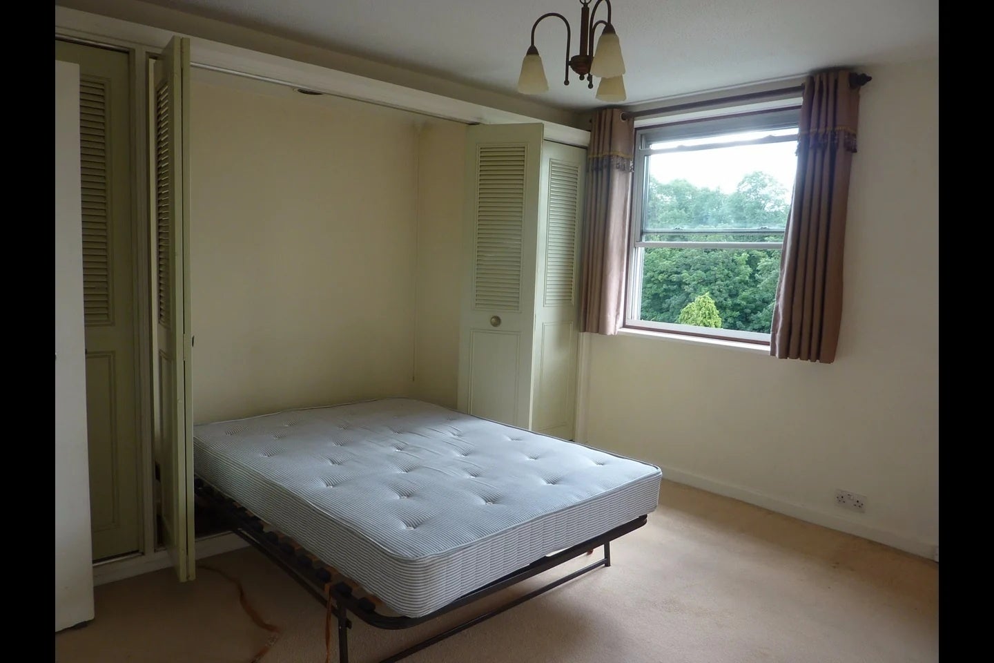 Flat Woolmead Avenue in Greater London
