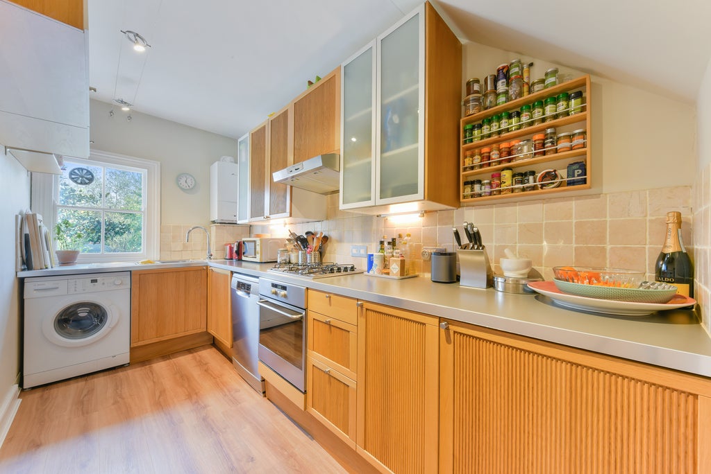 Flat Bedford Hill in Greater London