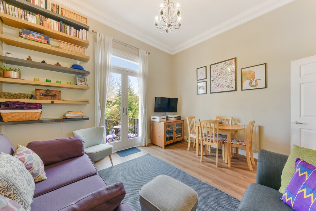 Flat Bedford Hill in Greater London