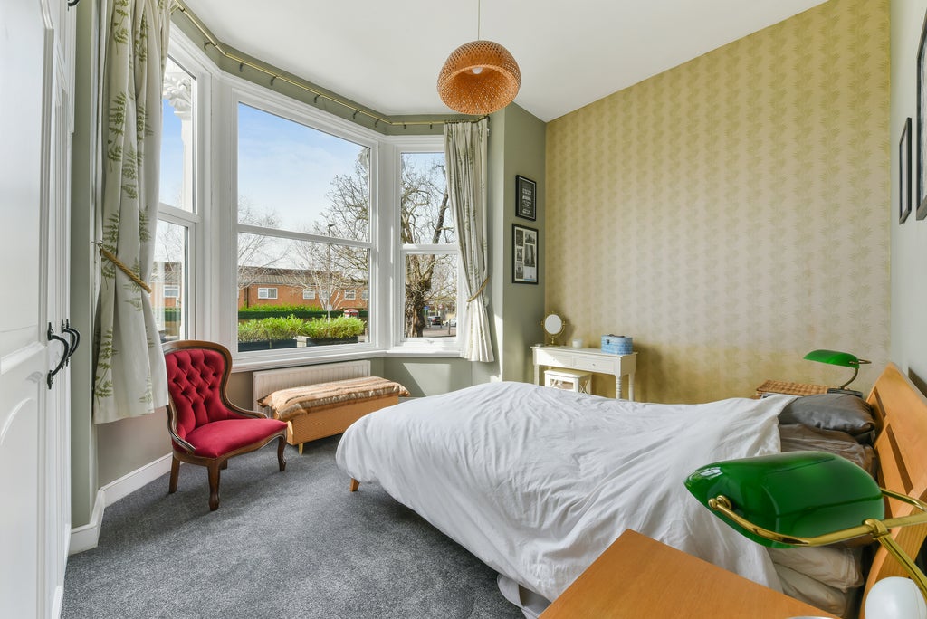 Flat Bedford Hill in Greater London