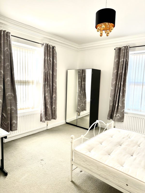 Room Shields Road in Newcastle upon Tyne