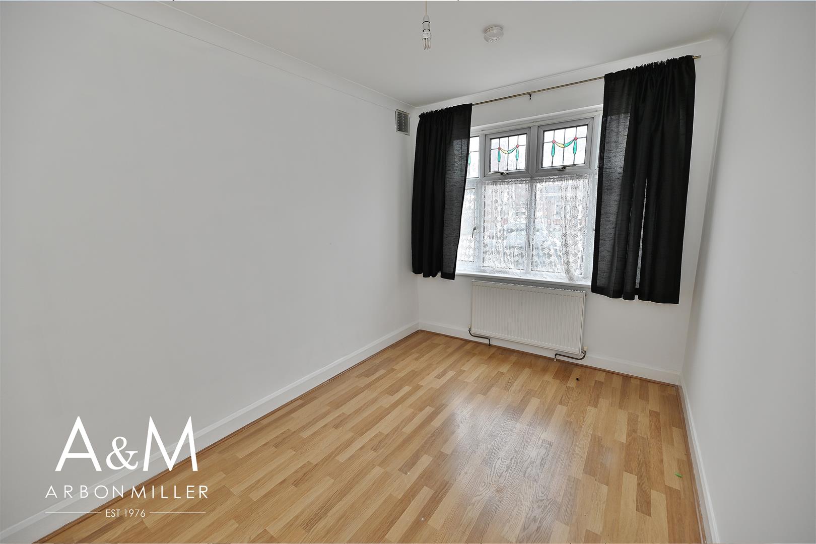 Room Sydney Road in Greater London