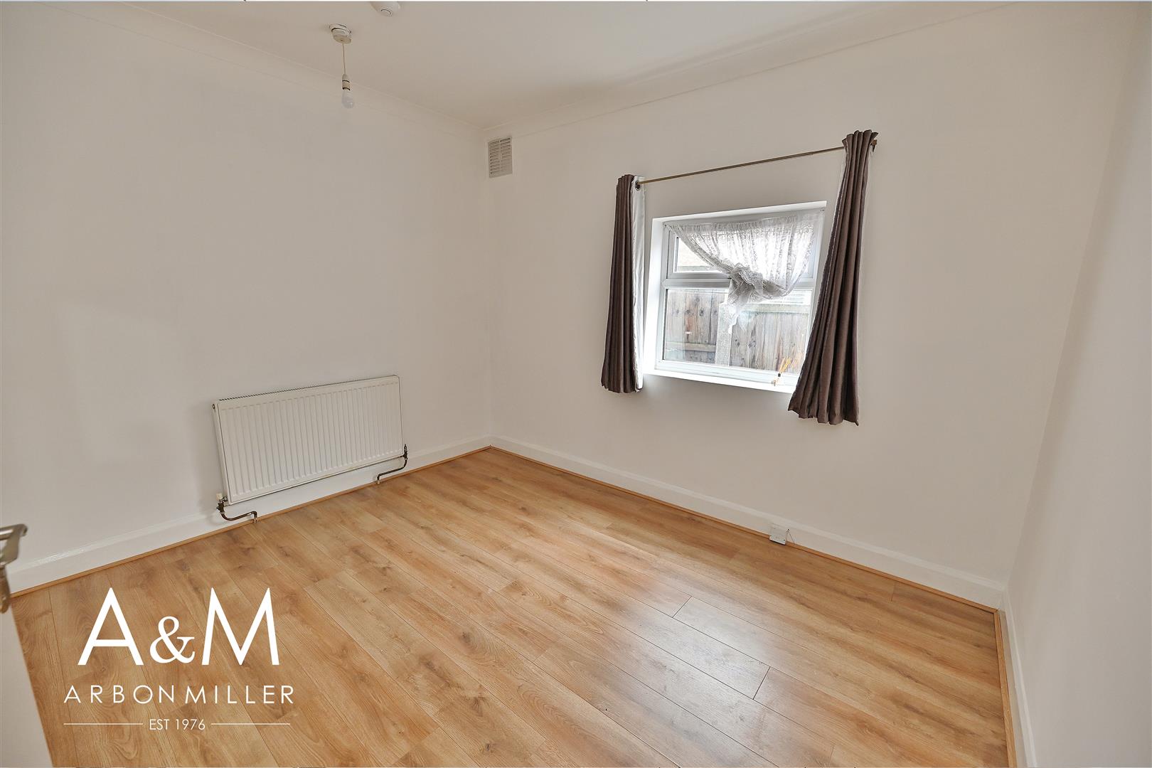 Room Sydney Road in Greater London