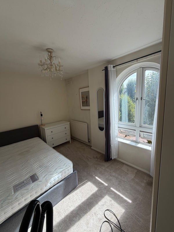 Room Waveney Close in Greater London