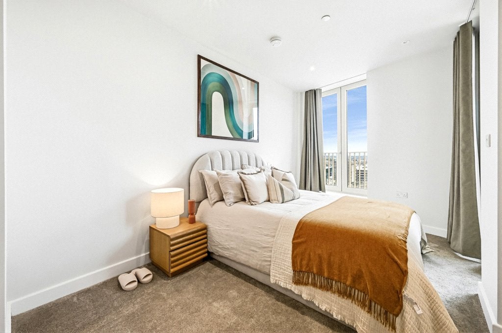 Flat Ponton Road in Greater London