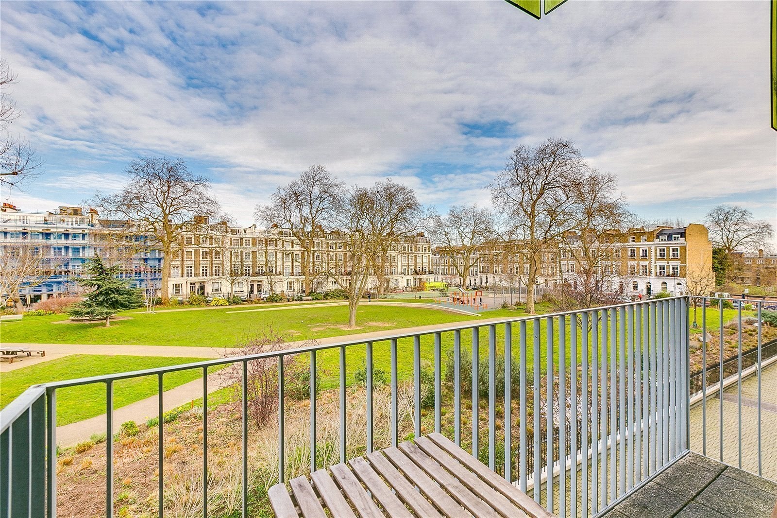 Flat Blackthorn Avenue in Greater London