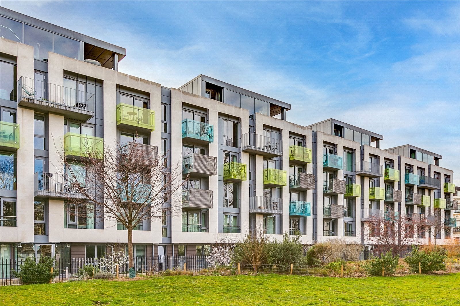 Flat Blackthorn Avenue in Greater London