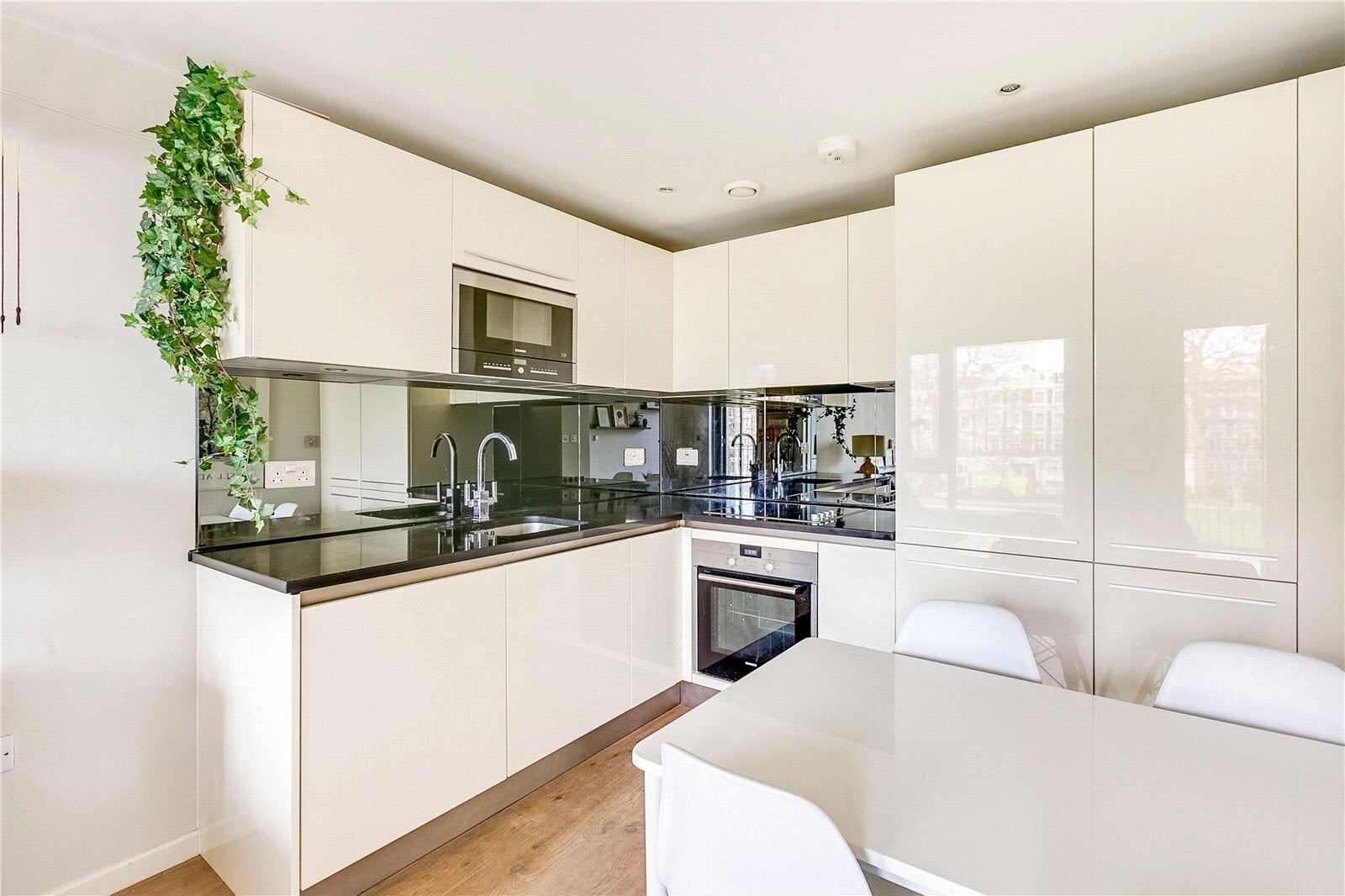 Flat Blackthorn Avenue in Greater London