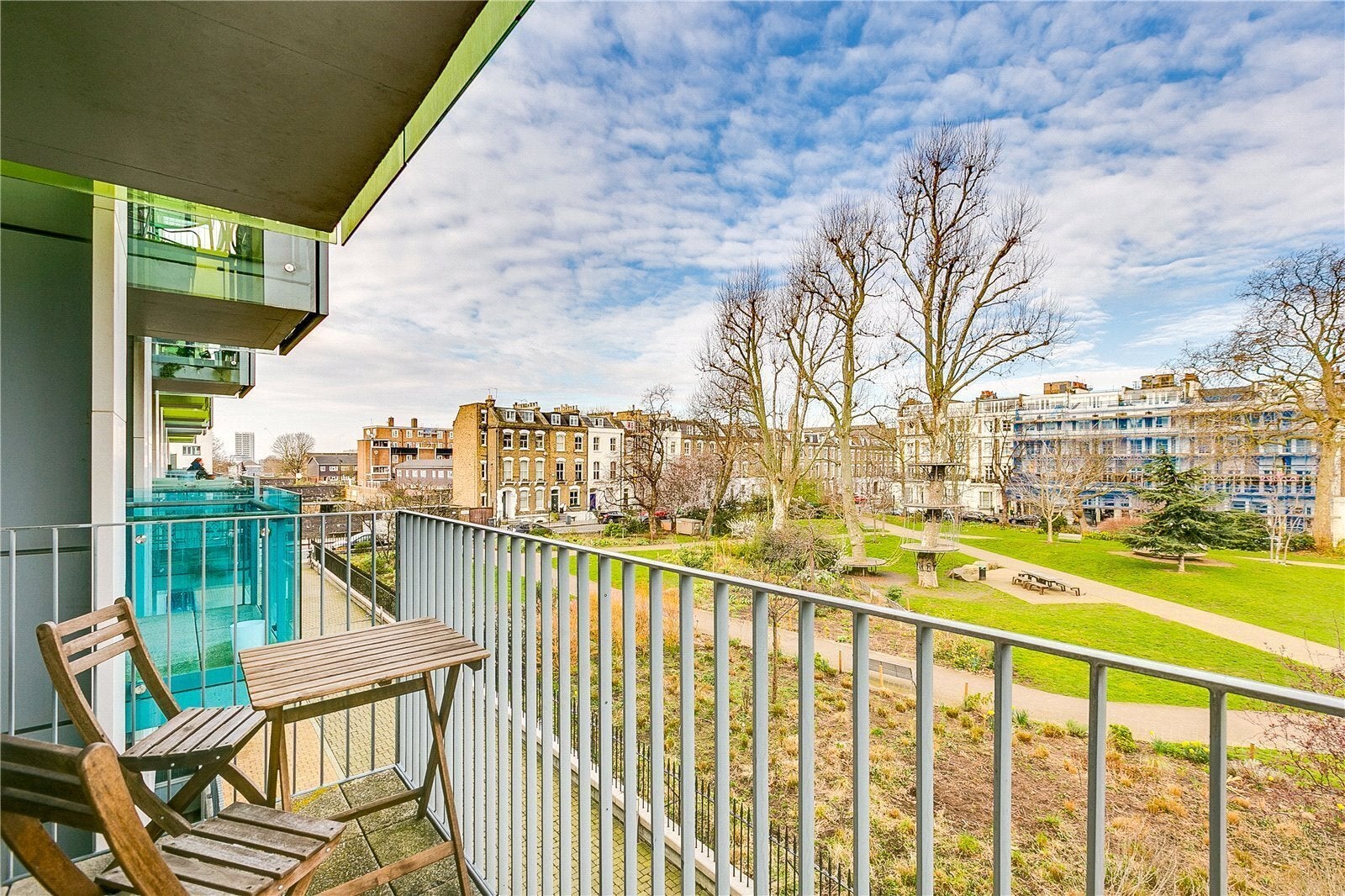 Flat Blackthorn Avenue in Greater London