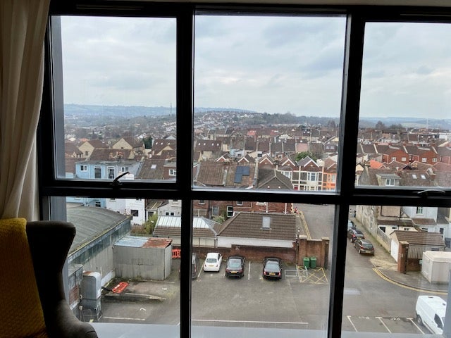 Room Skypark Road in Bristol