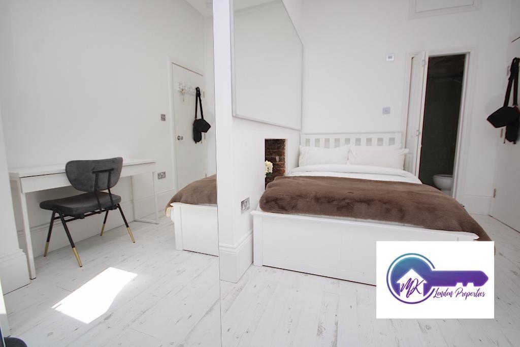 Room Mortimer Crescent in Greater London