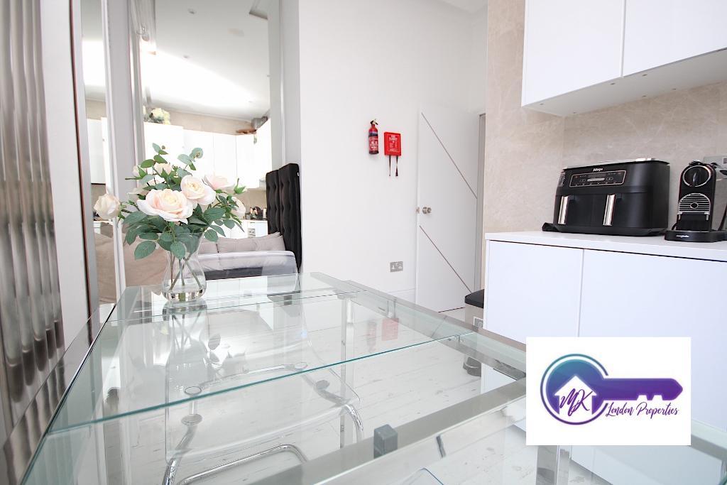 Room Mortimer Crescent in Greater London