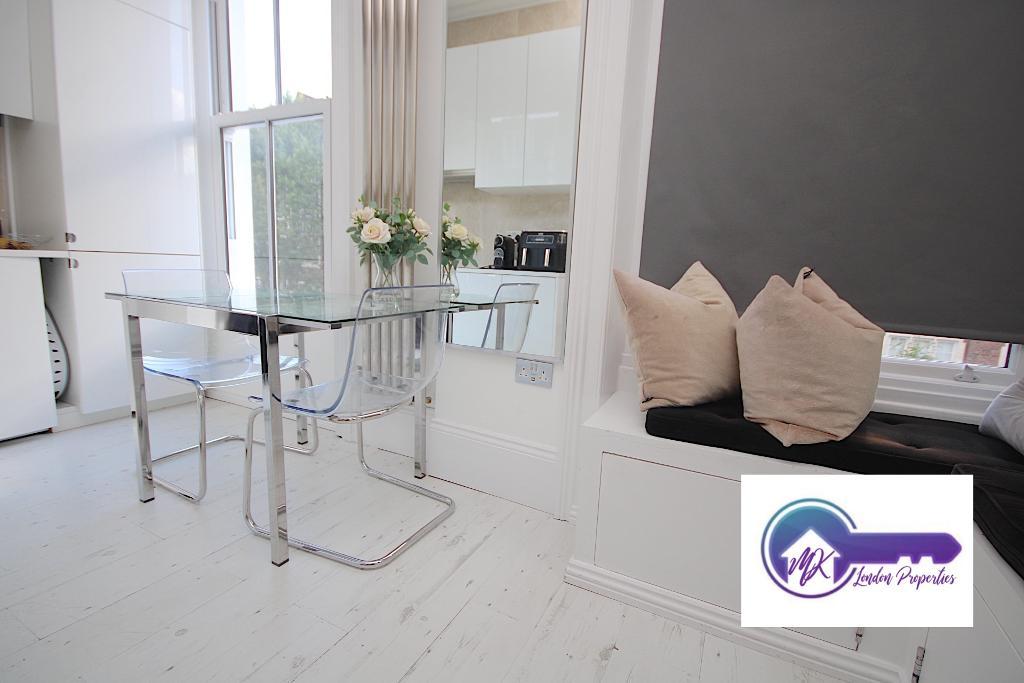 Room Mortimer Crescent in Greater London