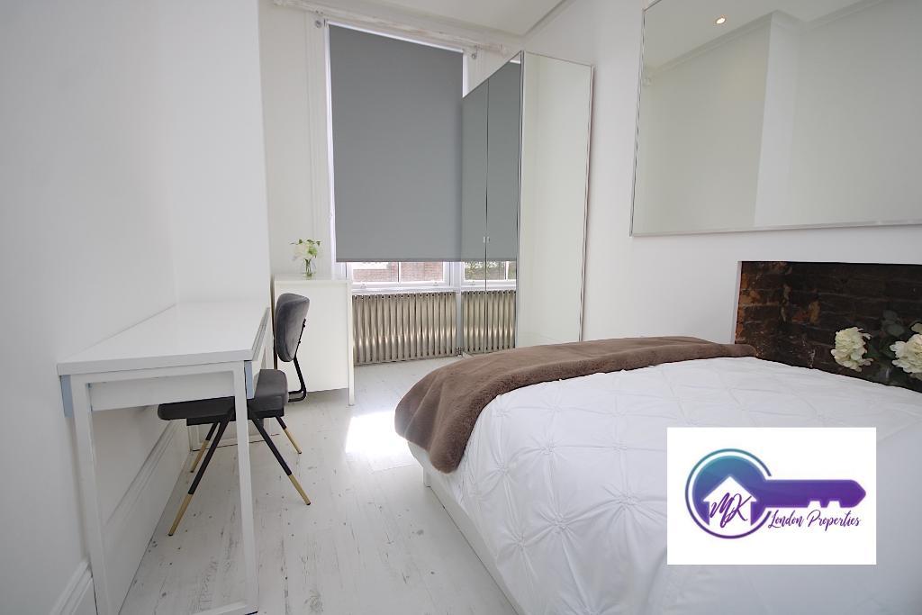 Room Mortimer Crescent in Greater London