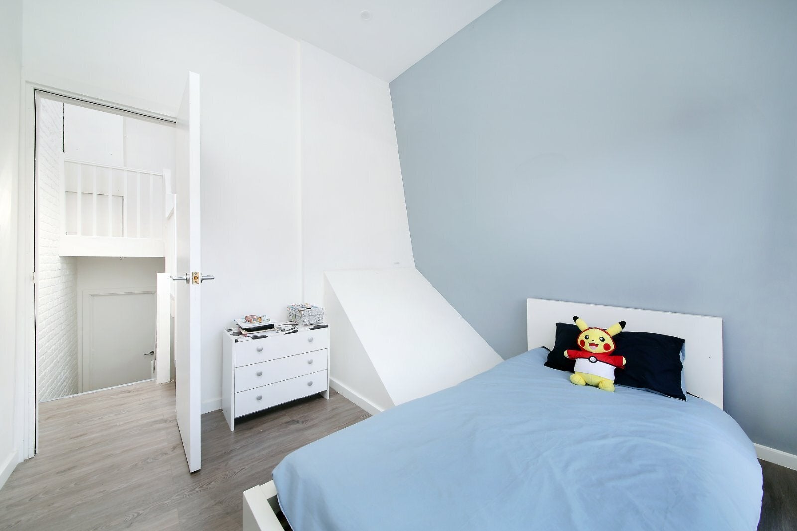 Flat Comyn Road in Greater London