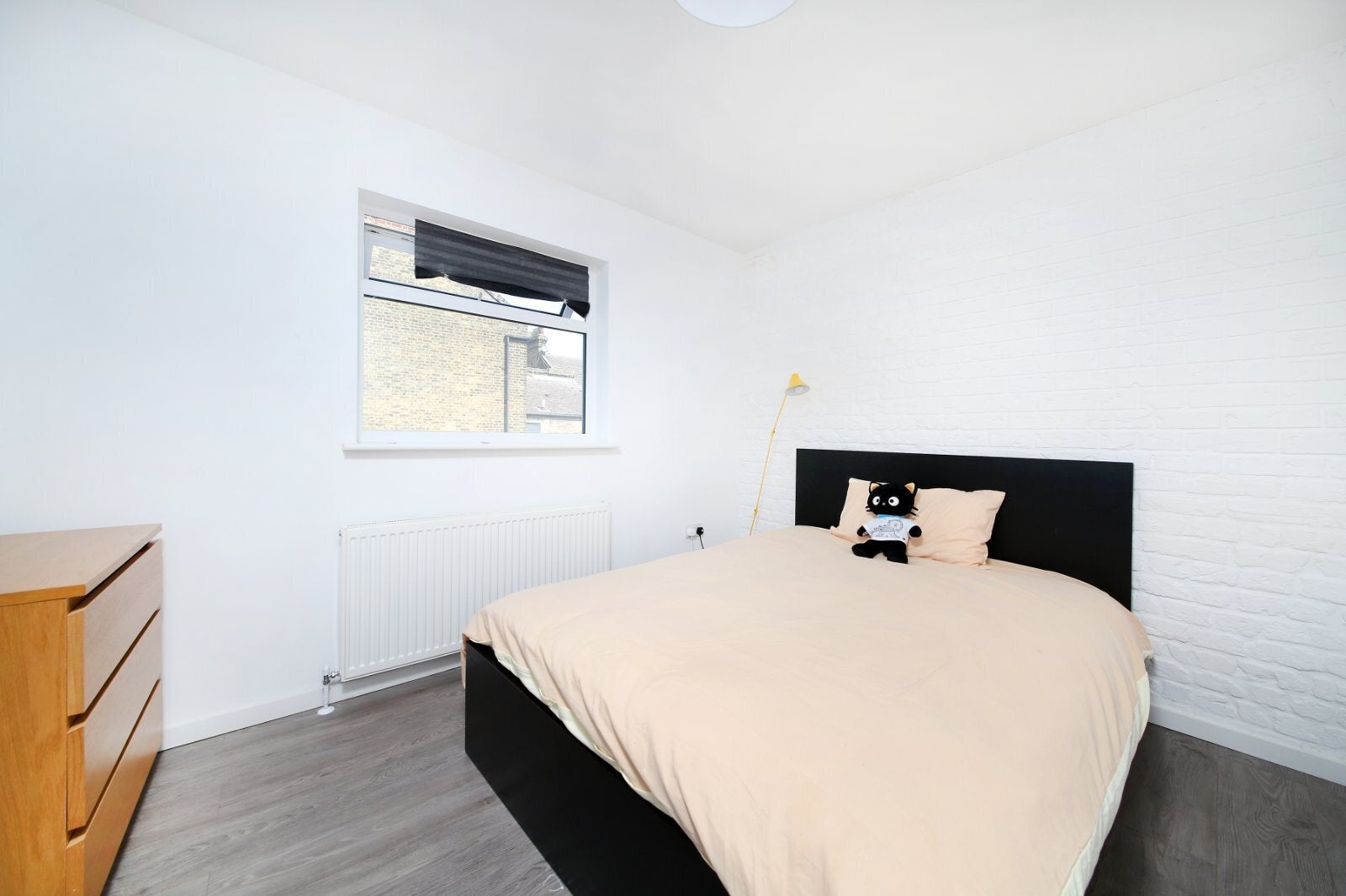 Flat Comyn Road in Greater London