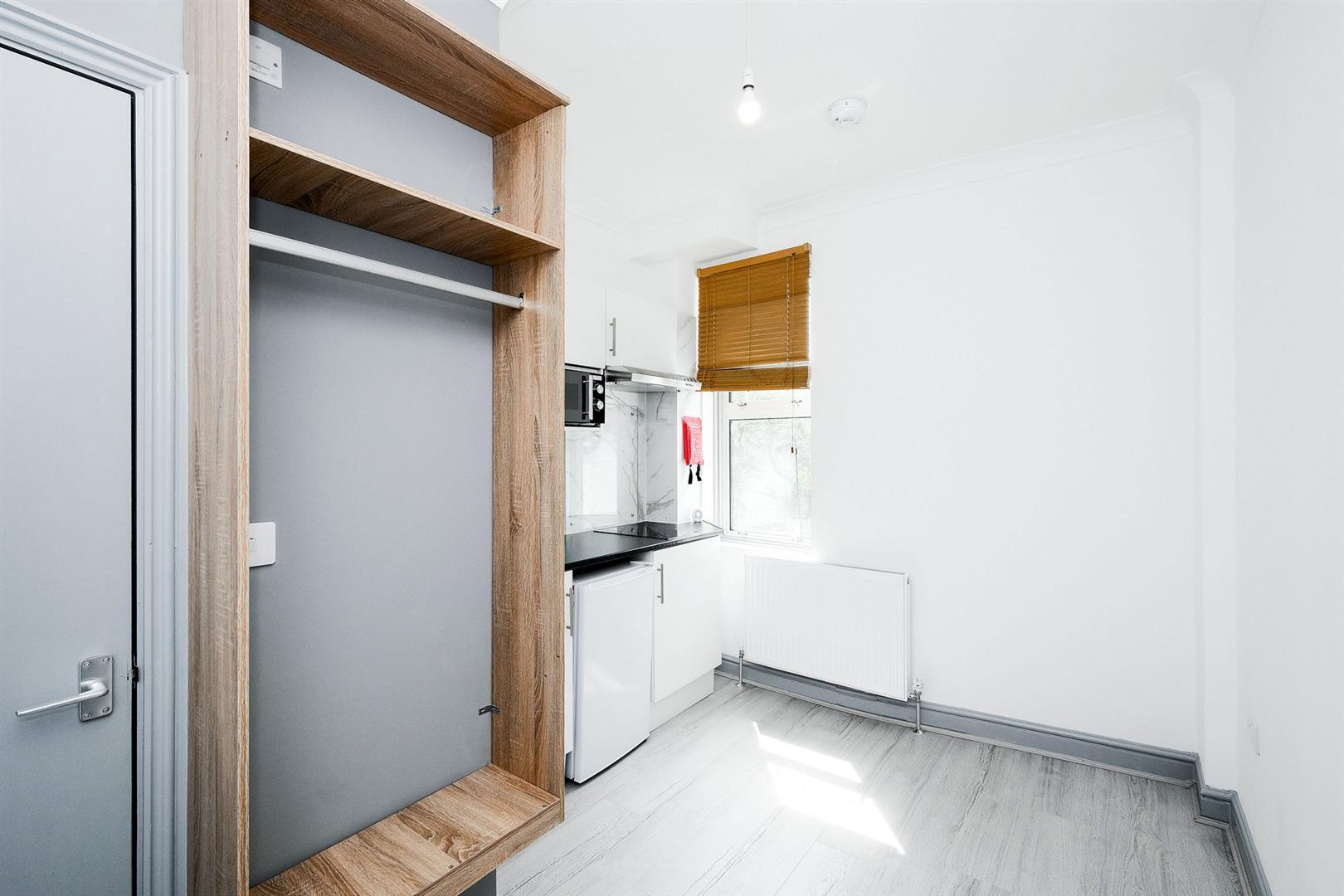 Flat Folkestone Road in Greater London