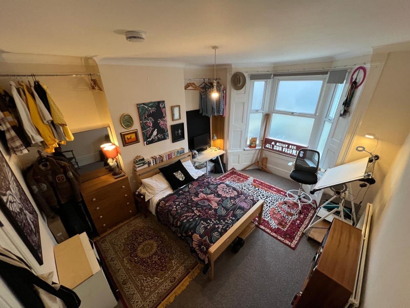 Room Connaught Road in Greater London