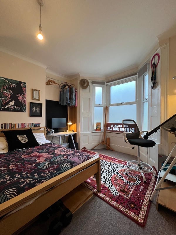 Room Connaught Road in Greater London