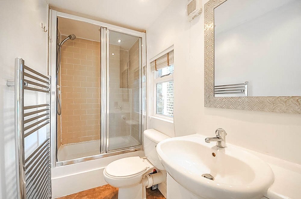Flat Bull's Gardens in Greater London